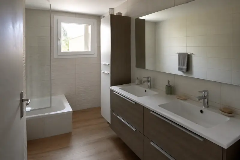 Salle de bain moderne avec meuble vasque double et miroirs
