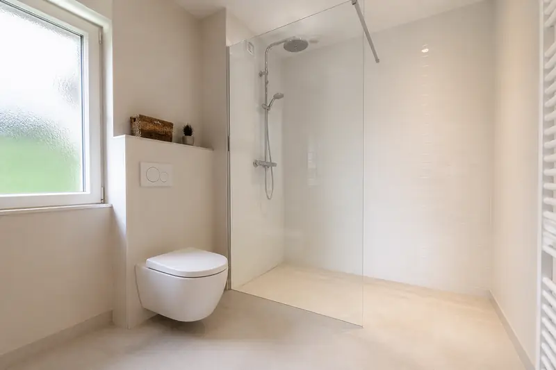 Grande salle de bain lumineuse avec douche de plain-pied et carrelage grand format